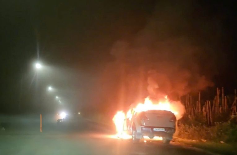 [Video] Xe bán tải kẹt ga, bốc cháy dữ dội trên đường