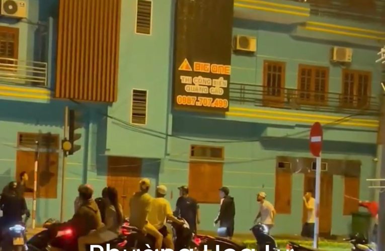 [VIDEO] NHÓM THANH NIÊN NÁO LOẠN PHỐ HOA LƯ