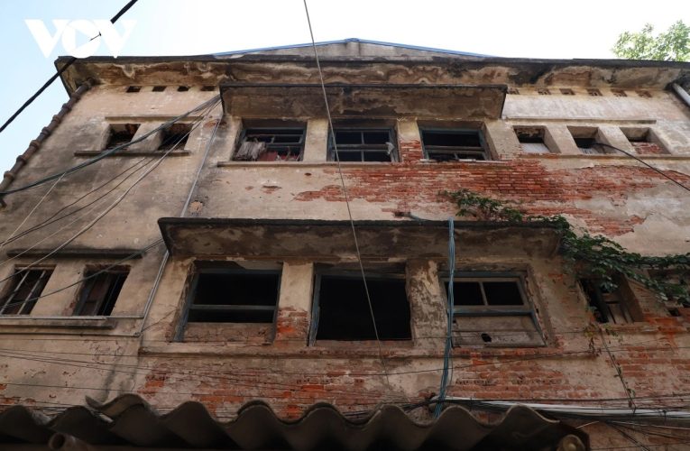 Cận cảnh khu nhà người dân phải “đội nón” khi tắm ở Ninh Bình