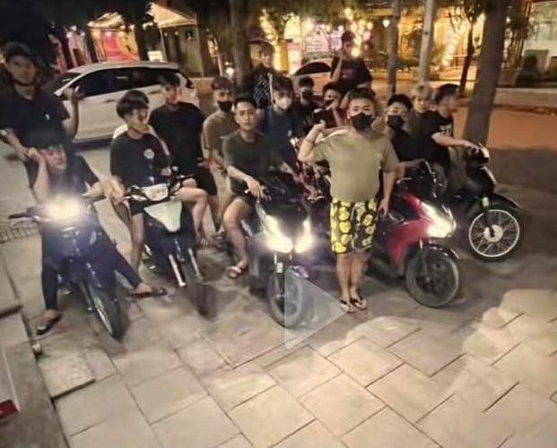 VIDEO: Boy phố cầm binh khí lượn phố