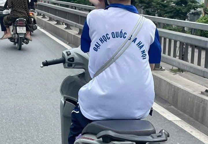 VỪA ĐIỀU KHIỂN XE MÔ TÔ VỪA LƯỚT ĐIỆN THOẠI, “NỮ SINH” ĐÃ PHẢI NỘP PHẠT