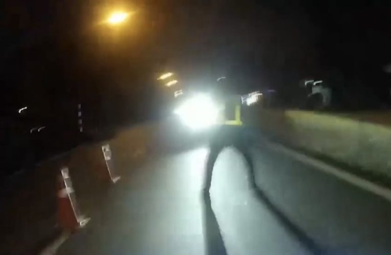 Video: thanh niên “thông chốt” tông thẳng vào chiến sĩ CSGT ở Vũ Thư