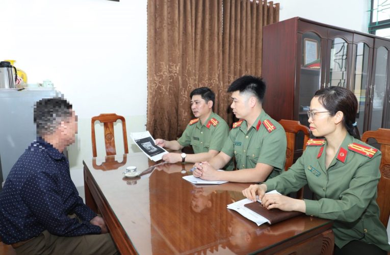 Thường xuyên chia sẻ các bài viết của các trang phản động, một bác trai ở Phường Phù Vân bị xử phạt 7,5 triệu đồng