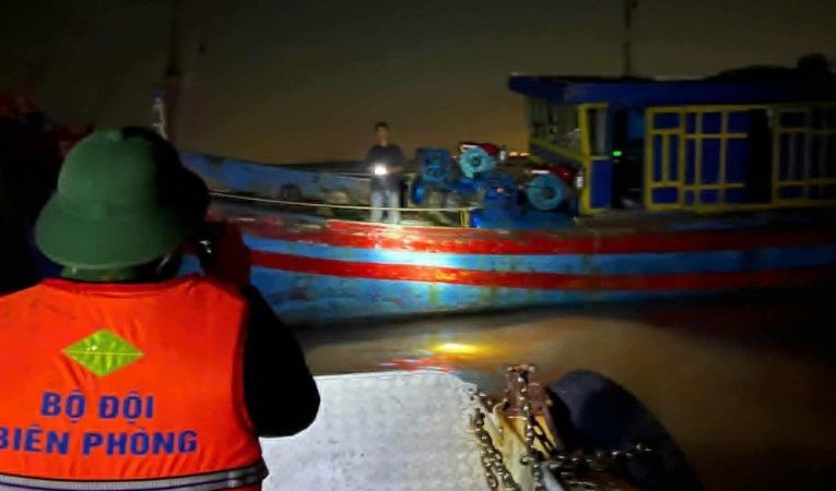 Phương tiện gặp sự cố, Bộ đội biên phòng Hưng Yên đưa ngư dân vào bờ an toàn