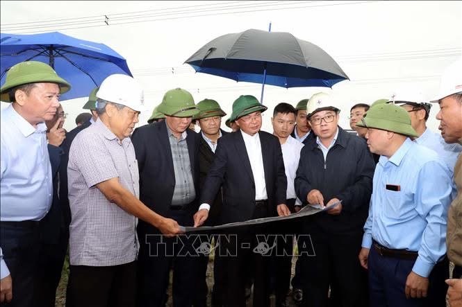 Ninh Bình khảo sát vị trí cảng hàng không quốc tế và hàng loạt dự án chiến lược