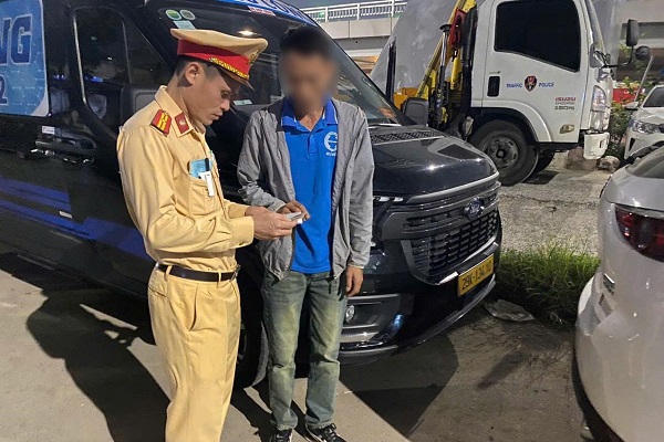 Tài xế xe limousine dương tính MT trên đường Cầu Diễn, Hà Nội