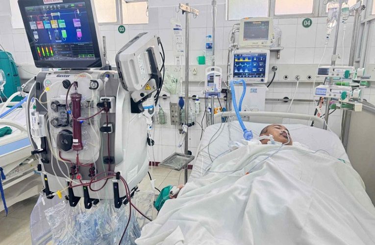 Chồng nguy kịch vì biến chứng sau tai nạn, vợ mang bầu ôm con nhỏ cầu cứu