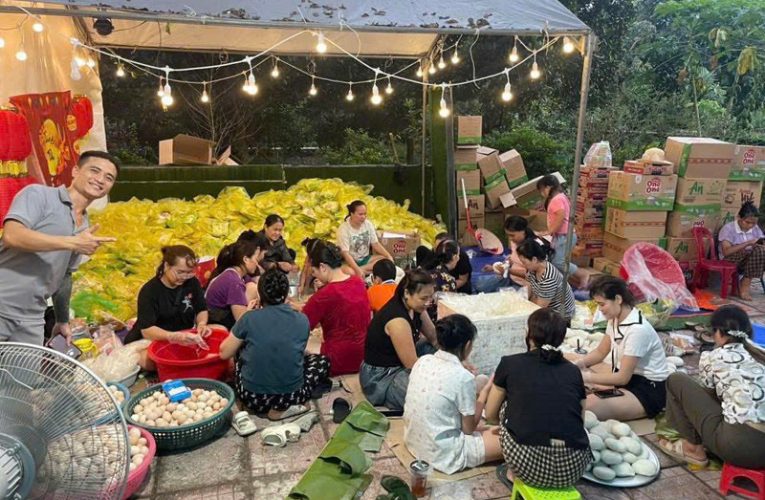 Người dân nấu cơm, chạy xe xuyên đêm cứu trợ vùng ngập Thái Nguyên
