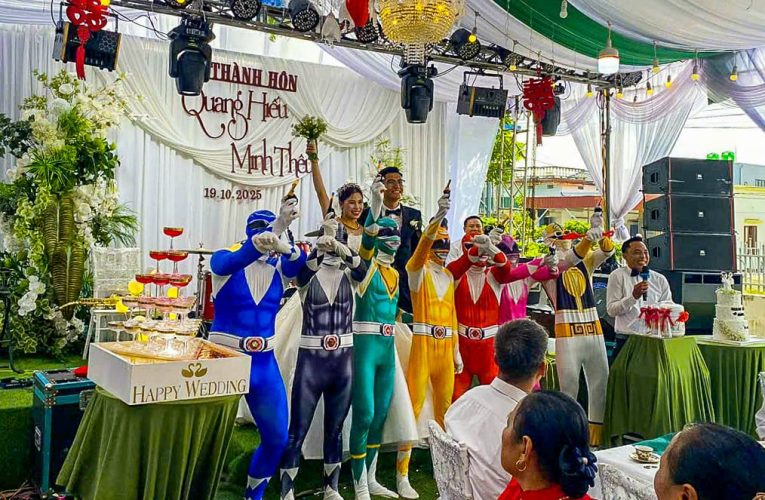 Đám cưới ở Ninh Bình có 7 ‘siêu nhân’ đến tặng quà, cả làng bật cười thích thú