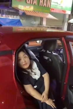 VIDEO Hotgirl đé dầm trên xe taxi