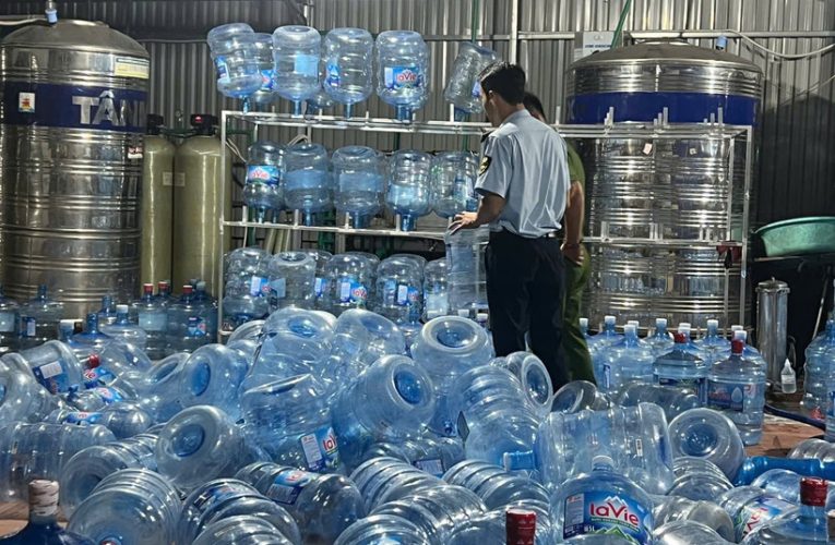 Dùng nước máy bơm vào vỏ Lavie, tung ra thị trường hơn 20.000 bình nước uống giả