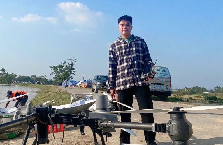 Nguyễn Đại Phát, SN 2006 đem drone giá 400 triệu “cứu” người bị cô lập ở vùng lũ Bắc Ninh