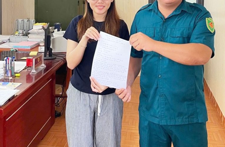 Nữ cử nhân trẻ tình nguyện viết đơn nhập ngũ