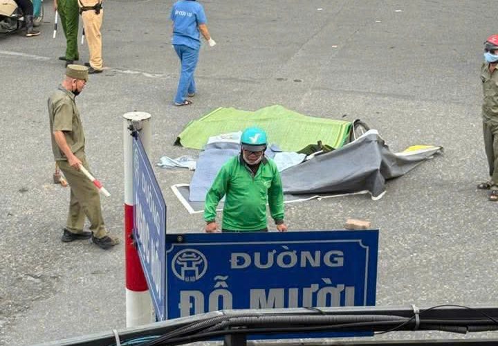 Hiện trường thương tâm BÉ GÁI học sinh varcham với xe tải không qua khỏi tại BX Nước Ngầm