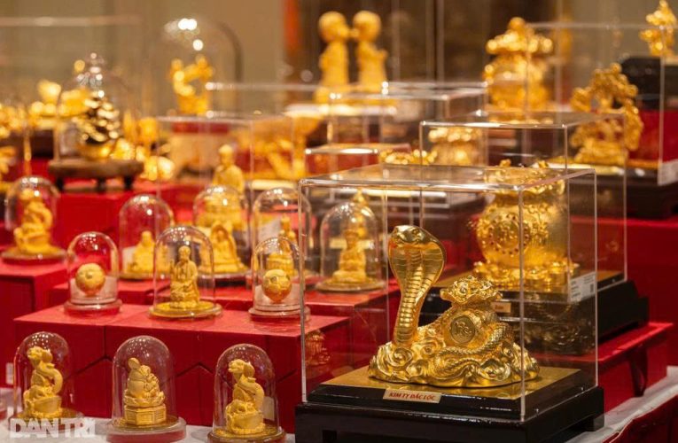Giá vàng ‘lao dốc’ sau khi lập đỉnh mới