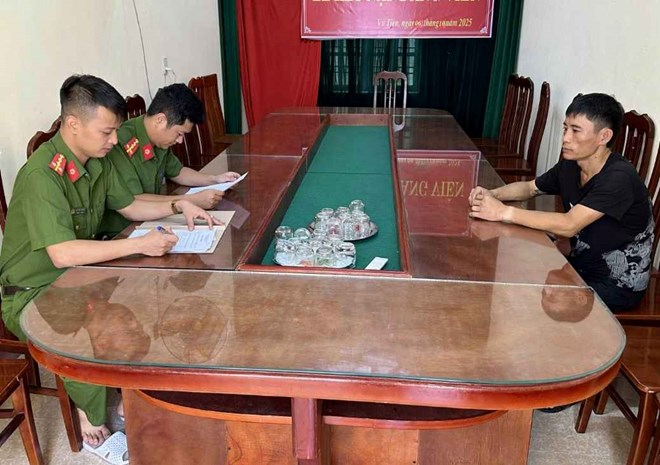 Giả vờ mua hoa quả, nam thanh niên trộm túi xách của người bán hàng ở Hưng Yên