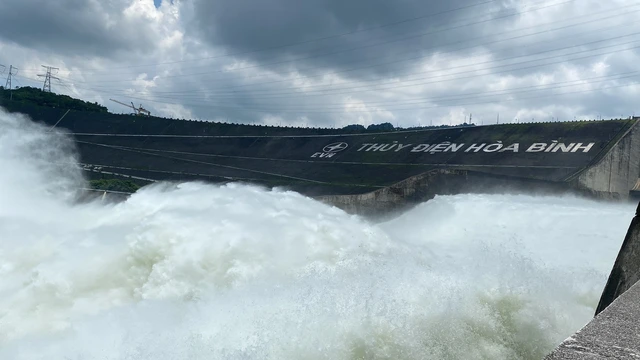 Mở 1 cửa xả đáy thủy điện Hòa Bình, 6 tỉnh thành ứng phó