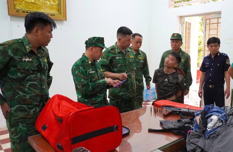 Mang sú**g AK, đ:ạn khi làm thủ tục xuất cảnh qua Campuchia