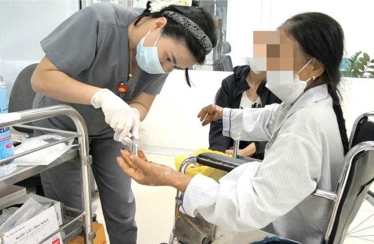 Người phụ nữ Hưng Yên bị chó nhà nuôi tancong khi đang cho ăn