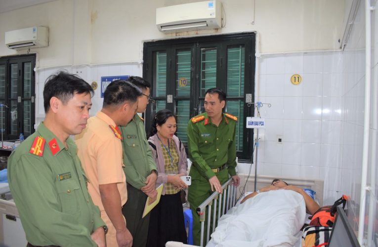 Lãnh đạo Công an tỉnh thăm hỏi động viên cán bộ chiến sĩ bị thương trong khi làm nhiệm vụ