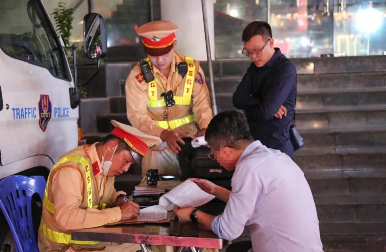 Tài xế Mercedes vi phạm nồng độ cồn mức “kịch khung” khi chở bạn gái trong đêm