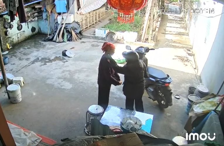 [VIDEO] Hưng Nhân: Người lạ tiếp cận, xin xem bông tai rồi lấy luôn!