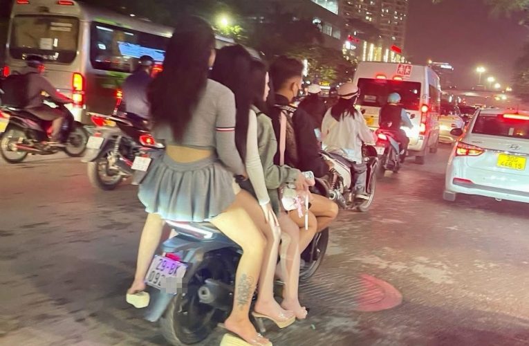 Xử phạt lái xe máy chở 4 phụ nữ ở phố Trần Duy Hưng