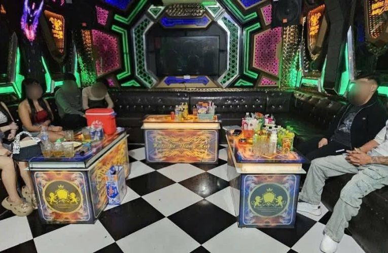 ‘Bắt dính’ nhóm nam nữ ở Ninh Bình mang chất cấm vào quán karaoke để ‘bay lắc’: Hiện trường có gì?