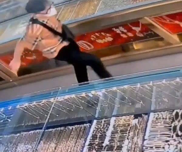 Đã bắt được hai đối tượng cư-ớp gi-ật tài sản ở tiệm vàng TPHCM