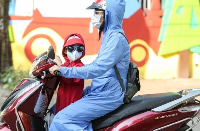 Cho trẻ em ngồi phía trước xe máy có thể bị phạt đến 10 triệu đồng