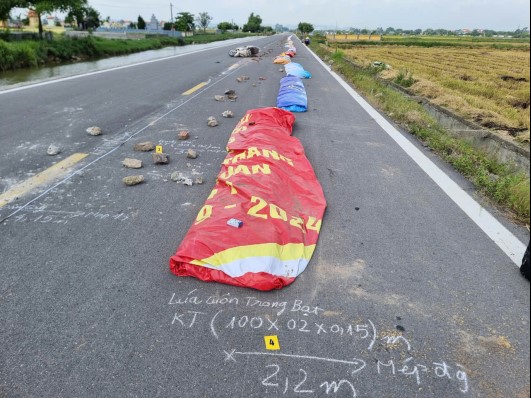 Khởi tố người phụ nữ dùng gạch đá chặn đường phơi thóc gây tai nạn ch-t người