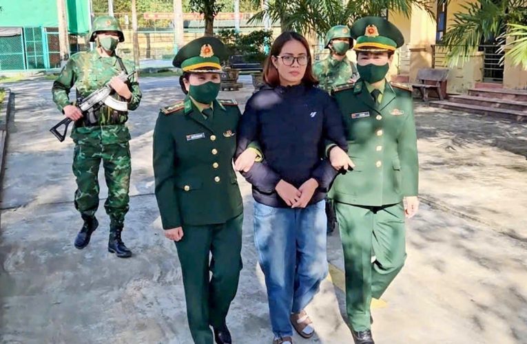 Người phụ nữ cất giấu vàng trong tất để đưa về Việt Nam