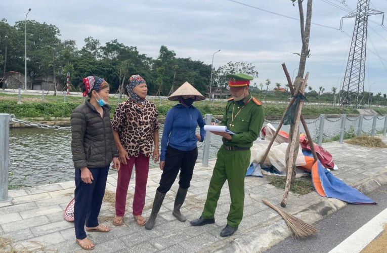 Phơi lúa trên đường: Coi chừng bị xử lý hình sự