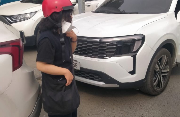 VIDEO: Người phụ nữ mở cửa xe gây TN, quay ra bắt cháu bé bồi thường