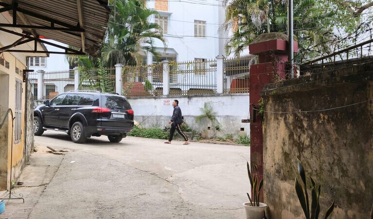 Xe công vụ tiếp tục xuất hiện ở trụ sở cũ của Đội QLTT số 4, Lạng Sơn