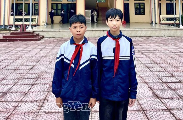 Trường THCS Tiên Lữ: Hai học sinh nhặt được 36 triệu đồng trả lại người đánh rơi