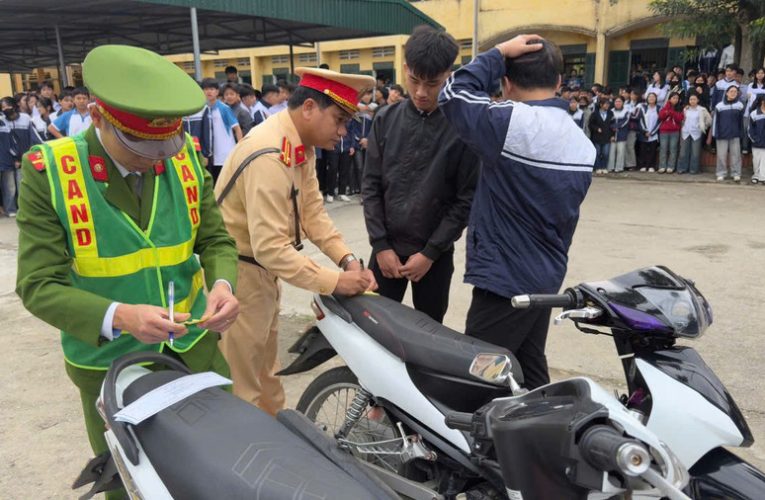 Kiểm tra bãi xe trường học tại Hưng Yên phát hiện hàng nghìn học sinh vi phạm