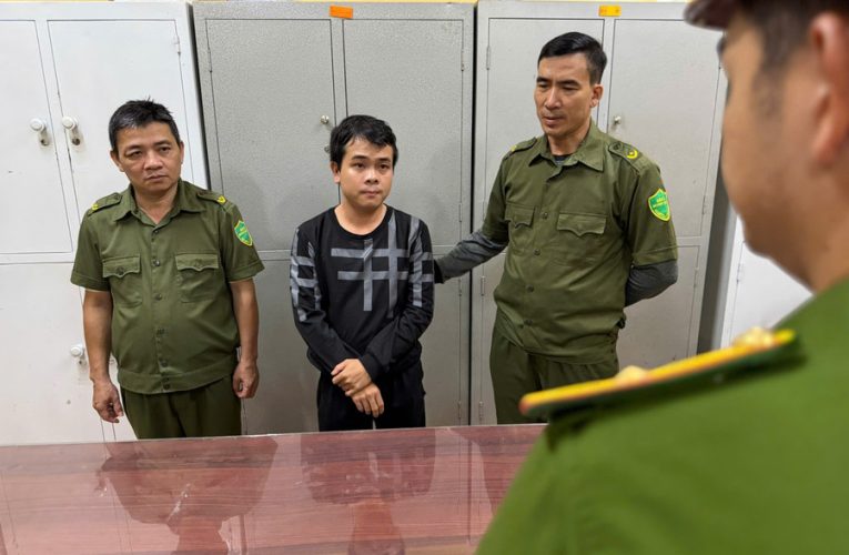 Đưa con đến trường, bố “tranh thủ” gi*ật dây chuyền vàng của cháu bé lớp 1