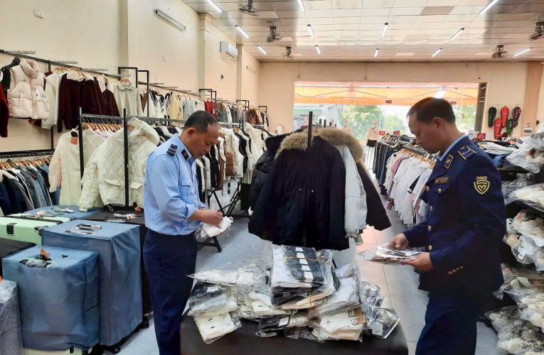 Ninh Bình: Phát hiện cơ sở kinh doanh tất giả mạo nhãn hiệu adidas, NIKE