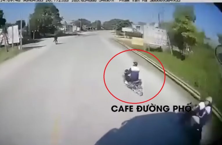 VIDEO: Đi như thế này thì đỡ làm sao được.