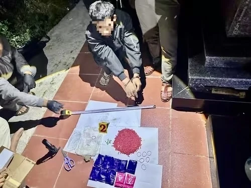 2 đối tượng cất giấu hơn 2.000 viên ma túy tại nghĩa địa để ‘dùng dần’