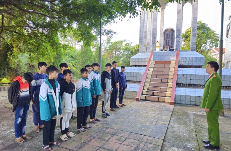 Công an xã Tây Thụy Anh tổ chức hoạt động giáo dục, cảm hóa thanh thiếu niên chưa ngoan thông qua lao động công ích