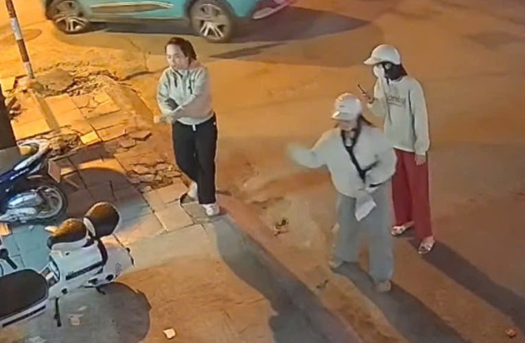 Công an mời làm việc nhóm phụ nữ cắt tiền, rải muối trước cửa hàng ở Ninh Bình