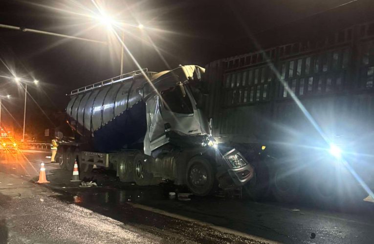 Hưng Yên: Tông vào xe đầu kéo đang dừng chờ đèn đỏ, một tài xế tử vong