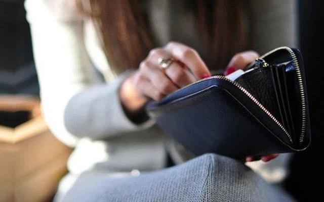 Vợ “kiểm soát thu nhập” của chồng sẽ bị phạt đến 30 triệu đồng, hiệu lực vào 15/12/2025