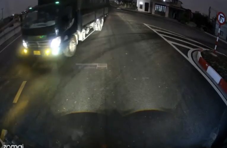 VIDEO: TNGT tại đường bộ ven biển Thái Bình rạng sáng nay