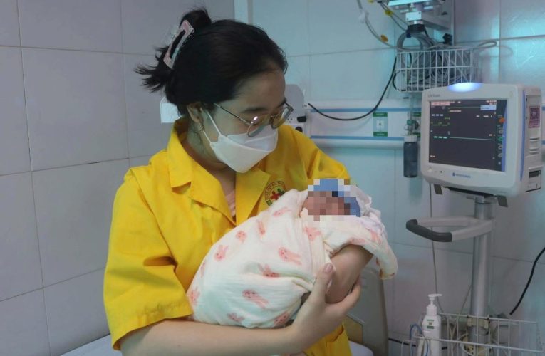 Bệnh viện Nhi Thái Bình cho biết vừa “hồi sinh” bé trai sinh non ở tuần thai 25, cân nặng chỉ 600g và bức thư nghẹn ngào của người cha