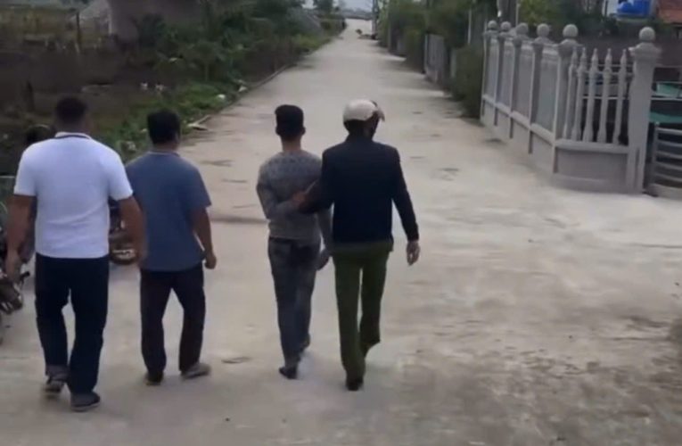 [VIDEO] THANH NIÊN NHẢY XE BỊ TÚM