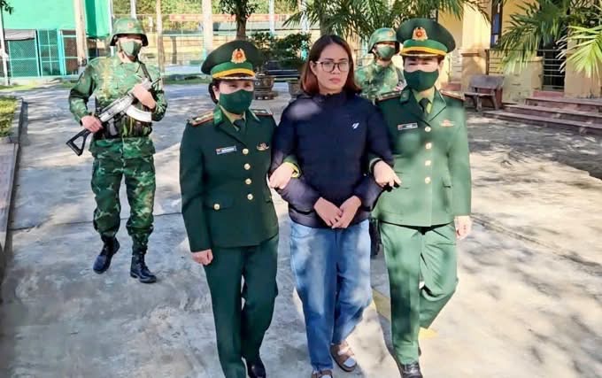 Người phụ nữ (44 tuổi, trú Hưng Yên) giấu vàng trong tất khi qua biên giới