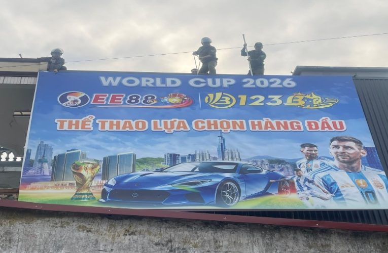 CÔNG AN XÃ QUỲNH AN THÁO DỠ BẢNG QUẢNG CÁO CỜ BẠC TRỰC TUYẾN